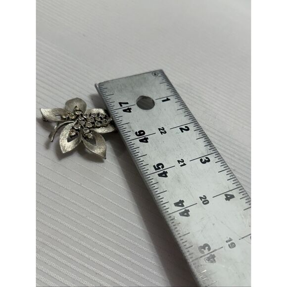 VINTAGE SILVER TONED JJ JONETTE JEWELRY RHINESTONE LEAF BROOCH PIN SIGNED - Picture 3 of 5